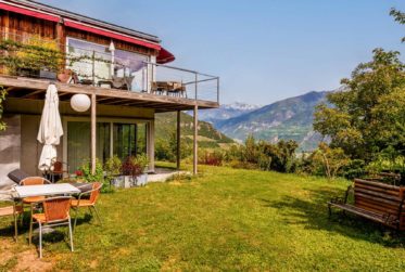 Deux maisons d'architecte dans un écrin naturel préservé à Ayent
