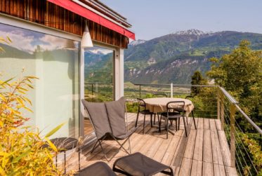 Deux maisons d'architecte dans un écrin naturel préservé à Ayent