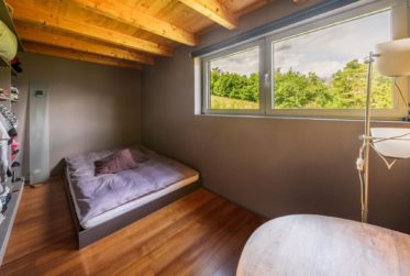 Deux maisons d'architecte dans un écrin naturel préservé à Ayent