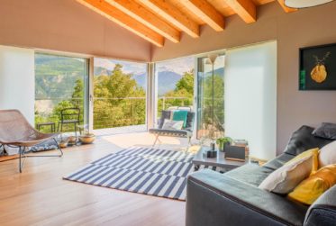 Deux maisons d'architecte dans un écrin naturel préservé à Ayent