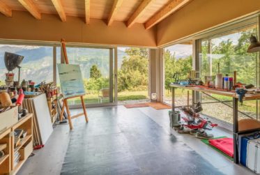 Deux maisons d'architecte dans un écrin naturel préservé à Ayent