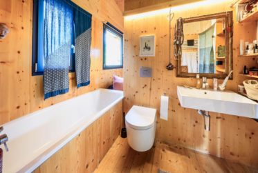 Deux maisons d'architecte dans un écrin naturel préservé à Ayent