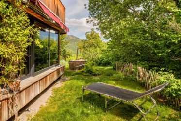 Deux maisons d'architecte dans un écrin naturel préservé à Ayent